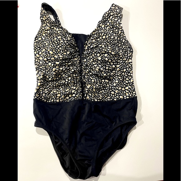 One piece bathing suit - Picture 1 of 3